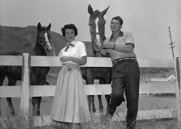 Рональд Рейган со своей супругой Нэнси на ферме. 