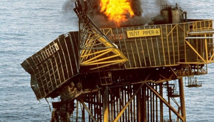 Крушение больших. Нефтяная платформа Piper Alpha 1988. Пожар на нефтяной платформе Piper Alpha 6 июля 1988 года. Взрыв на Пайпер Альфа 1988. Взрыв на платформе «Пайпер Альфа».