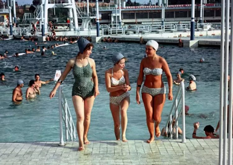 Советские девушки на пляже