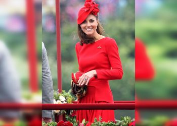 25 самых броских нарядов, которые когда-либо носили королевские особы