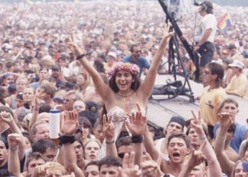 35 Rare Woodstock Photos That Show Just How Crazy Woodstock Really Was